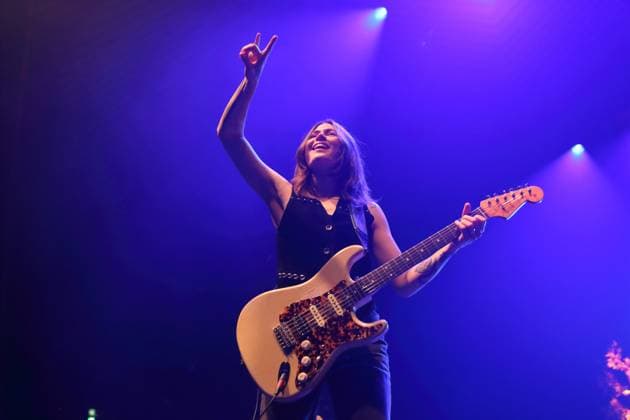 Rebecca Lovell von der Band Larkin Poe bei einem Konzert im Tempodrom in Berlin, 1. November 2025. Larkin Poe Konzert Berlin
