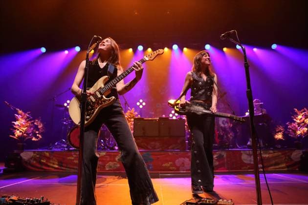 Entertainment Bilder des Tages Rebecca Lovell und Megan Lovell, v.l., von der Band Larkin Poe bei einem Konzert im Tempodrom in Berlin, 1. November 2025. Larkin Poe Konzert Berlin *** Rebecca Lovell and Megan Lovell, from left, from the band Larkin Poe at a concert at the Tempodrom in Berlin, November 1, 2025 Larkin Poe concert Berlin