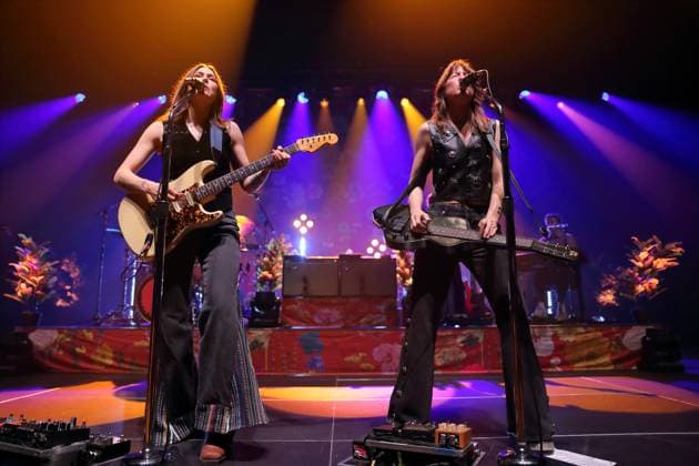 Rebecca Lovell und Megan Lovell, v.l., von der Band Larkin Poe bei einem Konzert im Tempodrom in Berlin, 1. November 2025. Larkin Poe Konzert Berlin