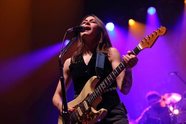 Rebecca Lovell von der Band Larkin Poe bei einem Konzert im Tempodrom in Berlin, 1. November 2025. Larkin Poe Konzert Berlin