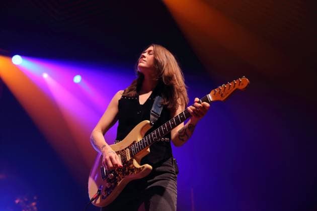 Rebecca Lovell von der Band Larkin Poe bei einem Konzert im Tempodrom in Berlin, 1. November 2025. Larkin Poe Konzert Berlin