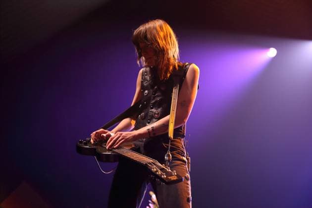 Megan Lovell von der Band Larkin Poe bei einem Konzert im Tempodrom in Berlin, 1. November 2025. Larkin Poe Konzert Berlin