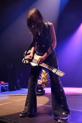 Megan Lovell von der Band Larkin Poe bei einem Konzert im Tempodrom in Berlin, 1. November 2025. Larkin Poe Konzert Berlin
