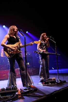 Rebecca Lovell und Megan Lovell, v.l., von der Band Larkin Poe bei einem Konzert im Tempodrom in Berlin, 1. November 2025. Larkin Poe Konzert Berlin