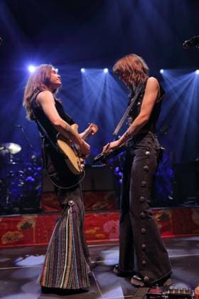 Rebecca Lovell und Megan Lovell, v.l., von der Band Larkin Poe bei einem Konzert im Tempodrom in Berlin, 1. November 2025. Larkin Poe Konzert Berlin
