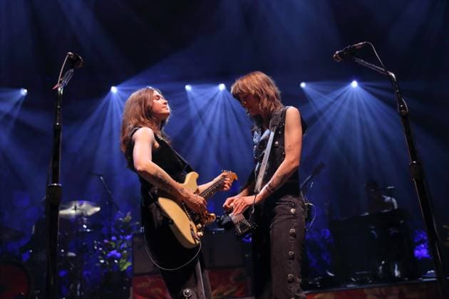 Rebecca Lovell und Megan Lovell, v.l., von der Band Larkin Poe bei einem Konzert im Tempodrom in Berlin, 1. November 2025. Larkin Poe Konzert Berlin
