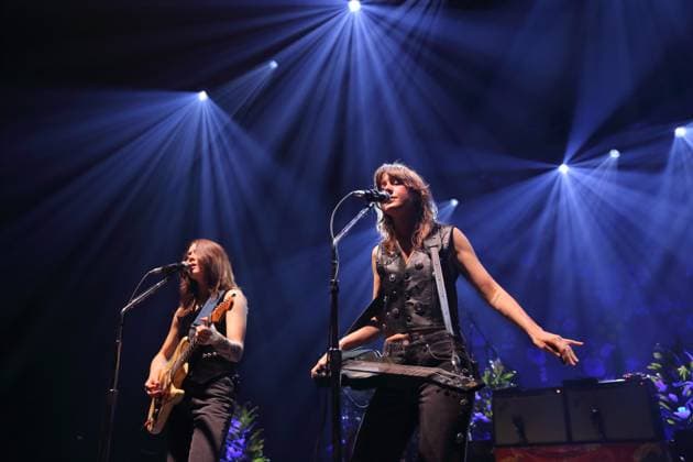 Rebecca Lovell und Megan Lovell, v.l., von der Band Larkin Poe bei einem Konzert im Tempodrom in Berlin, 1. November 2025. Larkin Poe Konzert Berlin