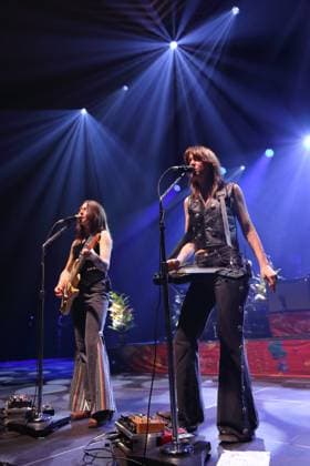 Rebecca Lovell und Megan Lovell, v.l., von der Band Larkin Poe bei einem Konzert im Tempodrom in Berlin, 1. November 2025. Larkin Poe Konzert Berlin