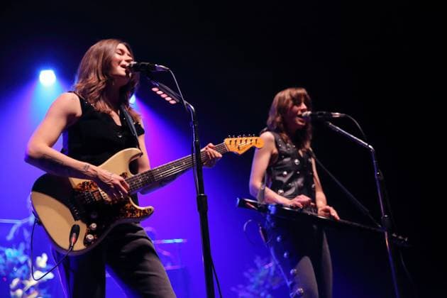 Rebecca Lovell und Megan Lovell, v.l., von der Band Larkin Poe bei einem Konzert im Tempodrom in Berlin, 1. November 2025. Larkin Poe Konzert Berlin