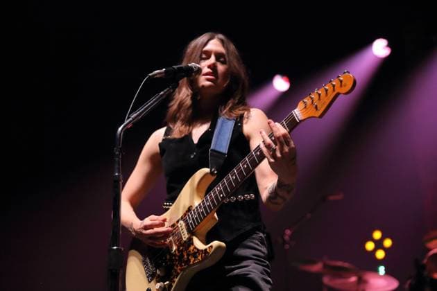 Rebecca Lovell von der Band Larkin Poe bei einem Konzert im Tempodrom in Berlin, 1. November 2025. Larkin Poe Konzert Berlin