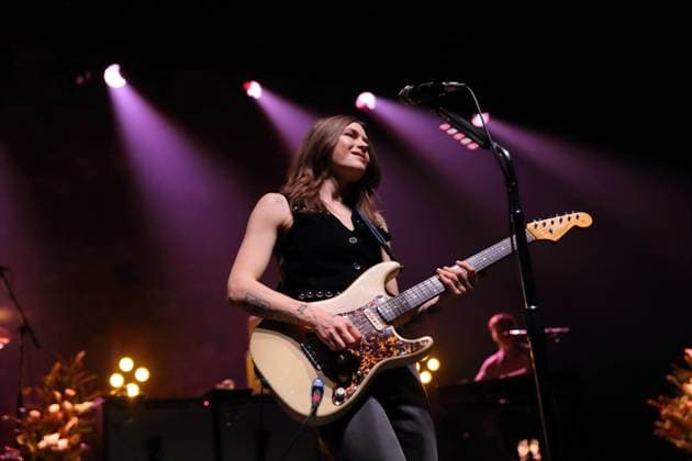 Rebecca Lovell von der Band Larkin Poe bei einem Konzert im Tempodrom in Berlin, 1. November 2025. Larkin Poe Konzert Berlin