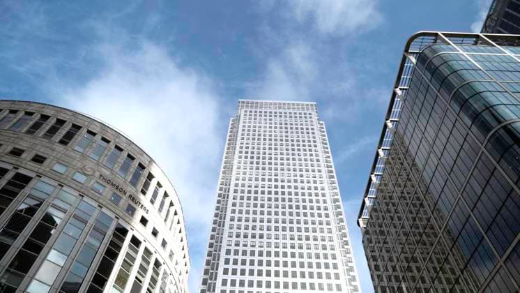 London, Großbritannien-September, 2019: Blick von unten auf ein Geschäftsviertel mit Wolkenkratzern vor blauem Himmel. Aktion. Schöne moderne Architektur von Büro-Wolkenkratzer mit Geschäftszentren London, Britain-September, 2019: Bottom view of business district with skyscrapers on blue sky background. Action. Beautiful modern architecture of office skyscrapers with business centers. (License=RF) Copyright: xZoonar.com MziyaxKashakhix 24205508
