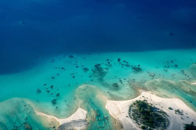 Luftaufnahme eines Motus im Tikehau-Atoll, Französisch-Polynesien A breathtaking aerial view of a motu in Tikehau Atoll, French Polynesia. The turquoise waters contrast beautifully with the sandy islets and lush green vegetation (License=RF) Copyright: xZoonar.com LaurentxDavoustx 24205854
