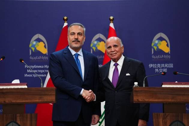 News Bilder des Tages Turkish Foreign Minister Hakan Fidan in Iraq BAGHDAD, IRAQ - NOVEMBER 02: Turkish Minister Hakan Fidan (L) holds a press conference with his Iraqi counterpart Fuad Hussein (R) within his official visit in Baghdad, Iraq on November 02, 2025. Murtadha Al-Sudani Anadolu Baghdad Iraq. Editorial use only. Please get in touch for any other usage.  Copyright: x2025xAnadoluxMurtadhaxAl-Sudanix