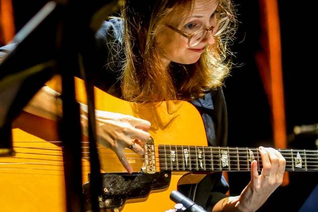 Konzert von Mary Halvorson Jazzfest Berlin 2025 , Haus der Berliner Festspiele Mary Halvorson, Guitarre
