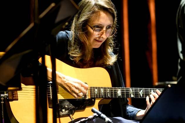 Konzert von Mary Halvorson Jazzfest Berlin 2025 , Haus der Berliner Festspiele Mary Halvorson, Guitarre