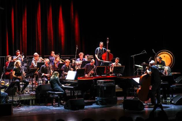 Konzert von London Jazz Composers Orchestra Jazzfest Berlin 2025 , Haus der Berliner Festspiele London Jazz Composers Orchestra, Barry Guy Kontrabass, Leitung Marilyn Crispell Klavier Angelica Sanchez Klavier Torben Snekkestad Tenor- und Sopransaxofon Michael Niesemann Altsaxofon Julius Gabriel Baritonsaxofon Simon Picard Tenorsaxofon Mette Rasmussen Altsaxofon Henry Lowther Trompete Percy Pursglove Trompete Charlotte Keeffe Trompete Andreas Tschopp Posaune Shannon Barnett Posaune Marleen Dahms Posaune Marc Unternährer Tuba Philipp Wachsmann Violine Christian Weber Kontrabass Lucas Niggli Perkussion