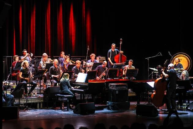 Konzert von London Jazz Composers Orchestra Jazzfest Berlin 2025 , Haus der Berliner Festspiele London Jazz Composers Orchestra, Barry Guy Kontrabass, Leitung Marilyn Crispell Klavier Angelica Sanchez Klavier Torben Snekkestad Tenor- und Sopransaxofon Michael Niesemann Altsaxofon Julius Gabriel Baritonsaxofon Simon Picard Tenorsaxofon Mette Rasmussen Altsaxofon Henry Lowther Trompete Percy Pursglove Trompete Charlotte Keeffe Trompete Andreas Tschopp Posaune Shannon Barnett Posaune Marleen Dahms Posaune Marc Unternährer Tuba Philipp Wachsmann Violine Christian Weber Kontrabass Lucas Niggli Perkussion