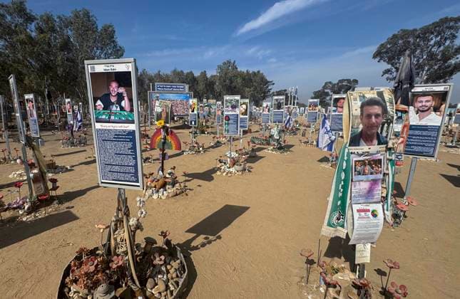 Gedenkort fuer die Opfer des Hamas-Ueberfalls beim Nova-Musikfestivals in Israel am 7. Oktober 2023 (Foto vom 02.11.2025). Pfosten mit Fotos der Getoeteten erinnern an der Gedenkstelle als individuell gestaltete Erinnerungsorte mit israelischen Flaggen, Blumen und persoenlichen Andenken an die Opfer. Bei dem Rave-Festival in der Negev-Wueste in der Naehe der Grenze zum Gaza-Streifen hatte die palaestinensische Terrororganisation vor zwei Jahren 378 junge Menschen getoetet und 44 weitere verschleppt. Die letzte lebende Hamas-Geisel war am 13. Oktober freigelassen worden. Im Gaza-Streifen befinden sich noch sterbliche Ueberreste weiterer Opfer des Massakers auf dem Festivalgelaende. EDITORIAL USE ONLY
