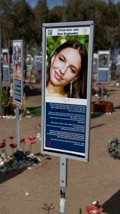 Gedenkort fuer die Opfer des Hamas-Ueberfalls beim Nova-Musikfestivals in Israel am 7. Oktober 2023 (Foto vom 02.11.2025). Pfosten mit Fotos der Getoeteten erinnern an der Gedenkstelle als individuell gestaltete Erinnerungsorte mit israelischen Flaggen, Blumen und persoenlichen Andenken an die Opfer. Bei dem Rave-Festival in der Negev-Wueste in der Naehe der Grenze zum Gaza-Streifen hatte die palaestinensische Terrororganisation vor zwei Jahren 378 junge Menschen getoetet und 44 weitere verschleppt. Die letzte lebende Hamas-Geisel war am 13. Oktober freigelassen worden. Im Gaza-Streifen befinden sich noch sterbliche Ueberreste weiterer Opfer des Massakers auf dem Festivalgelaende. EDITORIAL USE ONLY
