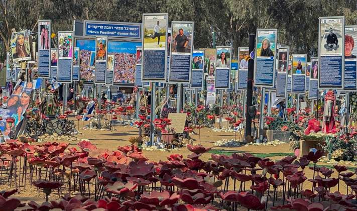 News Bilder des Tages Gedenkort fuer die Opfer des Hamas-Ueberfalls beim Nova-Musikfestivals in Israel am 7. Oktober 2023 (Foto vom 02.11.2025). Pfosten mit Fotos der Getoeteten erinnern an der Gedenkstelle als individuell gestaltete Erinnerungsorte mit israelischen Flaggen, Blumen und persoenlichen Andenken an die Opfer. Bei dem Rave-Festival in der Negev-Wueste in der Naehe der Grenze zum Gaza-Streifen hatte die palaestinensische Terrororganisation vor zwei Jahren 378 junge Menschen getoetet und 44 weitere verschleppt. Die letzte lebende Hamas-Geisel war am 13. Oktober freigelassen worden. Im Gaza-Streifen befinden sich noch sterbliche Ueberreste weiterer Opfer des Massakers auf dem Festivalgelaende. EDITORIAL USE ONLY