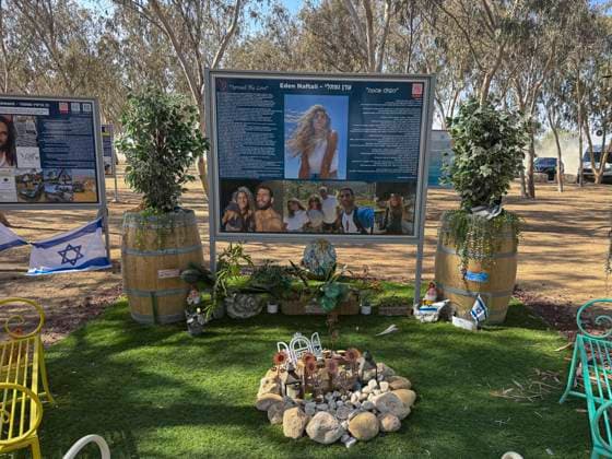 Gedenkort fuer die Opfer des Hamas-Ueberfalls beim Nova-Musikfestivals in Israel am 7. Oktober 2023 (Foto vom 02.11.2025). Pfosten mit Fotos der Getoeteten erinnern an der Gedenkstelle als individuell gestaltete Erinnerungsorte mit israelischen Flaggen, Blumen und persoenlichen Andenken an die Opfer. Bei dem Rave-Festival in der Negev-Wueste in der Naehe der Grenze zum Gaza-Streifen hatte die palaestinensische Terrororganisation vor zwei Jahren 378 junge Menschen getoetet und 44 weitere verschleppt. Die letzte lebende Hamas-Geisel war am 13. Oktober freigelassen worden. Im Gaza-Streifen befinden sich noch sterbliche Ueberreste weiterer Opfer des Massakers auf dem Festivalgelaende. EDITORIAL USE ONLY