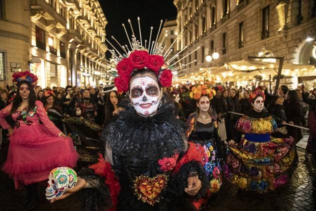 News Bilder des Tages Milan, San Babila, Day of the Dead Parade of the Milanese Mexican Community, passing by the cathedral and arriving at Sforza Castle.  Copyright: xFrancescoxEnriquezx xipa-agency.netx xFrancescoxEnriquezx IPA_Agency_IPA67414722
