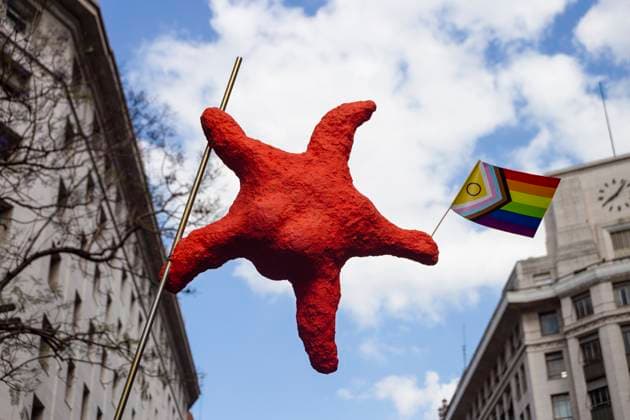 Pride March 2025: A Multitude Filled Buenos Aires In Defense Of The LGBTIQ+ Community And Against hate And Violence? A massive crowd fills Buenos Aires, Argentina, on November 1, 2025, in defense of the LGBTQ+ community and against hate and violence. With flags, glitter, and slogans of resistance, thousands of people and more than 60 social organizations and LGBTQ+ groups fill Plaza de Mayo to celebrate Pride March 2025, under the slogan Faced with hate and violence, more pride and unity. From early morning, the historic square transforms into a meeting point with fairs, shows, and cultural activities, before the main march sets off for Congress at 4 p.m. The 34th edition of the Pride March takes place in a context of strong oppos  Copyright: xCatrielxGalluccixBordonix originalFilename: galluccibordoni-notitle251101_npG1r.jpg