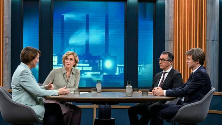 im Bild v.l.: Hildegard Mueller (Praesidentin Verband der Automobilindustrie e.V.), Caren Miosga, Cem Oezdemir, Moritz Schularick, GER, Berlin, Studio, zu Gast bei - Caren Miosga, Polittalk, TV, Format, mit Moderatorin, Das Erste, aus Adlershof - am Studio 20, Thema: Stellenabbau und Handelskrieg: Ist unsere Autoindustrie noch zu retten? 02.11.2025 *** in the picture from l Hildegard Mueller President Verband der Automobilindustrie e V , Caren Miosga, Cem Oezdemir, Moritz Schularick, GER, Berlin, Studio, guest of Caren Miosga, Polittalk, TV, format, with presenter, Das Erste, from Adlershof at Studio 20, topic job cuts and trade war Can our car industry still be saved 02 11 2025 Copyright: HMBxMedia UwexKoch