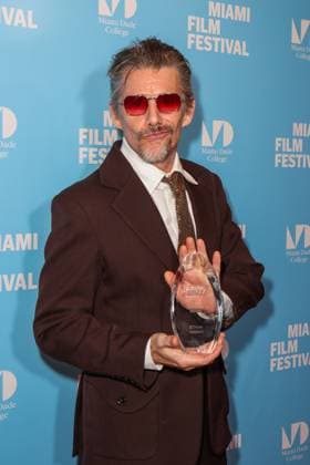 Actor Ethan Hawke poses on the red carpet at the GEMS Film Festival, where he will receive the Variety Virtuoso Award in Miami, United States, 02 November 2025. Actor Ethan Waks honored at the GEMS Film Festival in Miami !ACHTUNG: NUR REDAKTIONELLE NUTZUNG!  Copyright: xGiorgioxVierax AME4925 20251103-55018420598_1