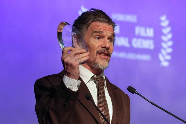 American actor Ethan Hawke speaks as he receives the Variety Virtuoso honorary award during the Miami Film Festival GEMS in Miami, United States, 02 November 2025. Hawke said that it would feel great, if he deserved it, to win an Oscar for his performance in the film ‘Blue Moon’ by American director Richard Linklater, during a tribute he received on Sunday. Ethan Hawke says he would feel great if he won the Oscar for ‘Blue Moon’ !ACHTUNG: NUR REDAKTIONELLE NUTZUNG!  Copyright: xGiorgioxVierax AME4930 20251103-55018420762_1