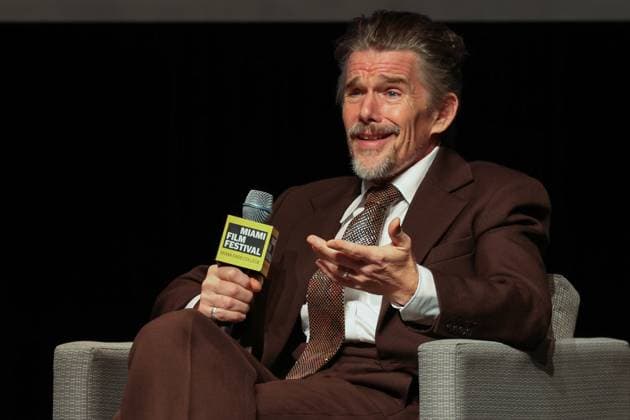 American actor Ethan Hawke speaks on a panel about his career during the Miami Film Festival GEMS in Miami, United States, 02 November 2025. Hawke said that it would feel great, if he deserved it, to win an Oscar for his performance in the film ‘Blue Moon’ by American director Richard Linklater, during a tribute he received on Sunday. Ethan Hawke says he would feel great if he won the Oscar for ‘Blue Moon’ !ACHTUNG: NUR REDAKTIONELLE NUTZUNG!  Copyright: xGiorgioxVierax AME4933 20251103-55018420766_1