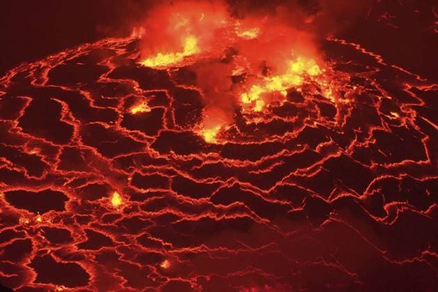 Mündung des Vulkans mit Magma. Geschmolzenes Magma in der Schnauze Mouth of the volcano with magma. Molten magma in the muzzle Copyright: imageBROKER AndreyxNyrkov ibxiqx15423083.jpg