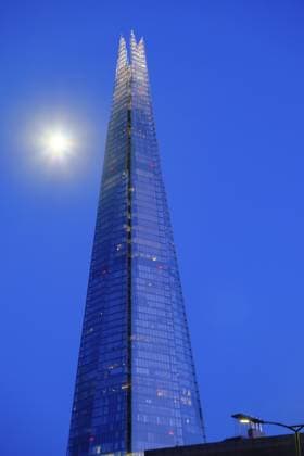 Das ikonische Gebäude The Shard in der Abenddämmerung in London, Großbritannien The Shard iconic building at dusk in London, United Kingdom Copyright: imageBROKER IordanisxPallikaras ibxiqx15429892.jpg