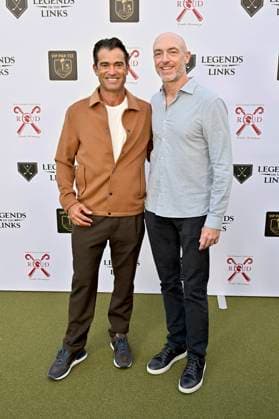 Brett Dedeaux mit Gast bei der VIP Par-Tee auf dem 6. Rod Dedeaux Foundation Charity Event im Riviera Country Club. Los Angeles, 02.11.2025