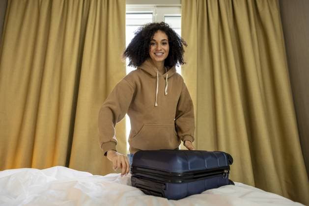 Vor der Reise. Junge dunkelhaarige Frau bereit für die Abreise Befor the trip. Young dark-haired woman ready for the departure Copyright: imageBROKER DmytroxZinkevych ibxiqx15469238.jpg ,model released, Symbolfoto ,property released