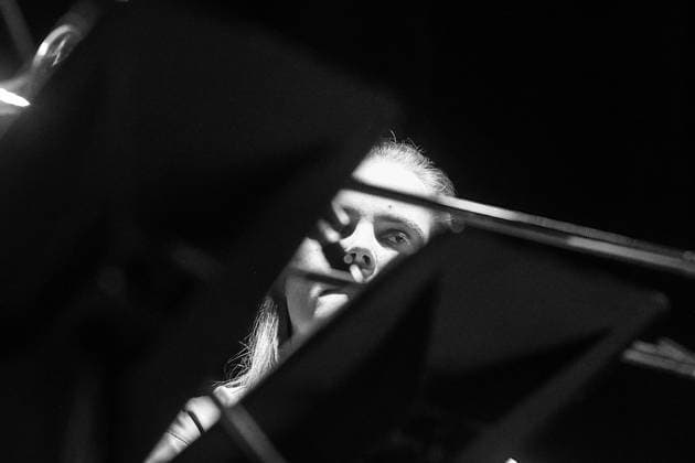 Konzert von Dahl Amalie, Jazzfest 2025 Berlin, Hauss der Festspiele Dahl Amalie, Amalie Dahl – Saxofon, Komposition Oscar Andreas Haug – Trompete Jørgen Bjelkerud – Posaune Sofia Salvo – Baritonsaxofon Henriette Eilertsen – Flöte Ida Løvli Hidle – Akkordeon Lisa Ullén – Klavier Anna Ueland – Synthesizer Trym Saugstad Karlsen – Schlagzeug Ingebrigt Haker Flaten – Kontrabass Nicolas Leirtrø – Kontrabass Veslemøy Narvesen – Schlagzeug