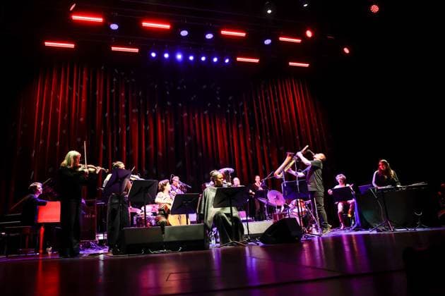 Konzert von Fire! Orchestra, Jazzfest 2025 Berlin, Hauss der Festspiele Fire! Orchestra, Sofia Jernberg – Stimme Mariá Portugal – Schlagzeug, Stimme Anna Lindal – Violine Anna Neubert – Violine Emily Wittbrodt – Violoncello Mats Gustafsson – Baritonsaxofon, Live-Elektronik, Leitung Mette Rasmussen – Altsaxofon Anna Högberg – Altsaxofon Adia Vanheerentals – Tenor- und Sopransaxofon Mats Äleklint – Posaune Heiða Karine Jóhannesdóttir Mobeck – Tuba, Elektronik Tuva Olsson – Trompete Lina Allemano – Trompete Kit Downes – Klavier, Keyboards Mariam Rezaei – Turntables Julien Desprez – Gitarre, Stimme Johan Berthling – E-Bass Mads Forsby – Schlagzeug