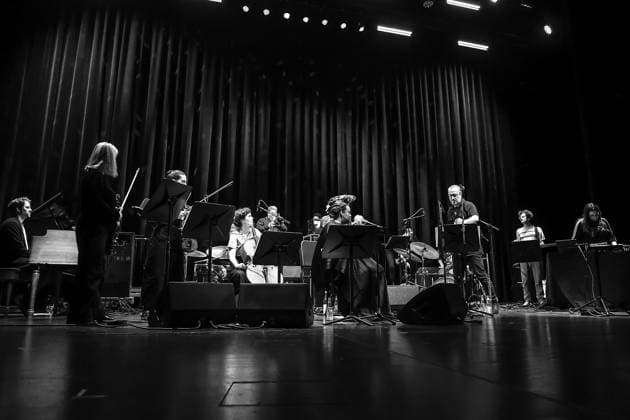 Konzert von Fire! Orchestra, Jazzfest 2025 Berlin, Hauss der Festspiele Fire! Orchestra, Sofia Jernberg – Stimme Mariá Portugal – Schlagzeug, Stimme Anna Lindal – Violine Anna Neubert – Violine Emily Wittbrodt – Violoncello Mats Gustafsson – Baritonsaxofon, Live-Elektronik, Leitung Mette Rasmussen – Altsaxofon Anna Högberg – Altsaxofon Adia Vanheerentals – Tenor- und Sopransaxofon Mats Äleklint – Posaune Heiða Karine Jóhannesdóttir Mobeck – Tuba, Elektronik Tuva Olsson – Trompete Lina Allemano – Trompete Kit Downes – Klavier, Keyboards Mariam Rezaei – Turntables Julien Desprez – Gitarre, Stimme Johan Berthling – E-Bass Mads Forsby – Schlagzeug