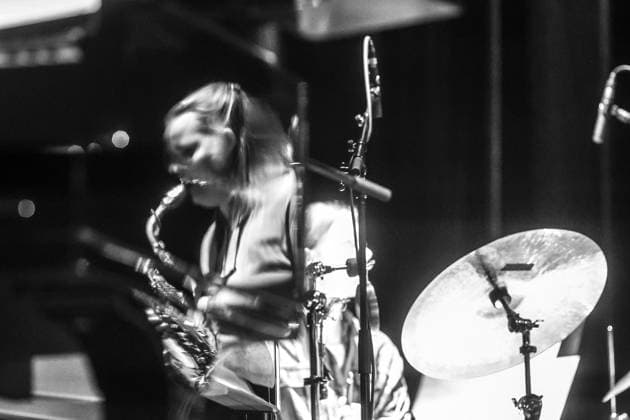 Konzert von Dahl Amalie, Jazzfest 2025 Berlin, Hauss der Festspiele Dahl Amalie, Amalie Dahl – Saxofon, Komposition Oscar Andreas Haug – Trompete Jørgen Bjelkerud – Posaune Sofia Salvo – Baritonsaxofon Henriette Eilertsen – Flöte Ida Løvli Hidle – Akkordeon Lisa Ullén – Klavier Anna Ueland – Synthesizer Trym Saugstad Karlsen – Schlagzeug Ingebrigt Haker Flaten – Kontrabass Nicolas Leirtrø – Kontrabass Veslemøy Narvesen – Schlagzeug