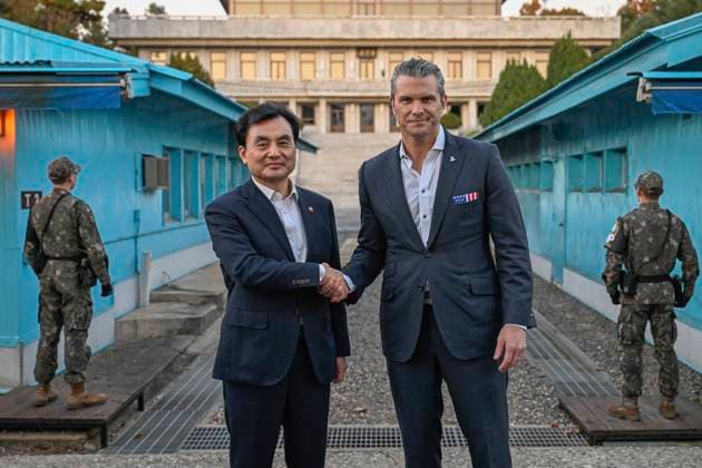 November 3, 2025, Paju, Gyeonggi, SOUTH KOREA: Noe 3, 2025-Paju, South Korea-U.S. Secretary of Defense Pete Hegseth and South Korean Defense Minister Ahn Gyu Back shakes hand for photograph at Panmunjom near DMZ in Paju, South Korea. South Korean Defense Minister Ahn Gyu-back and U.S. Defense Secretary Pete Hegseth visited the Demilitarized Zone (DMZ) separating the two Koreas on Monday, as the allies seek to resume diplomacy with North Korea while ensuring a robust combined defense posture. Paju SOUTH KOREA - ZUMAs168 20251103_zih_s168_013 Copyright: xDefensexMinistryx