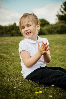 Little girl wearing school uniform in the park Corby, England, United Kingdom R_ATMT25052706-1739138-01 ,model released, Symbolfoto