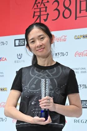 Kurosawa Akira Award of the 38th Tokyo International Film Festival TOKYO, JAPAN - NOVEMBER 3: Academy Award-winning director Chloé Zhao poses with her Kurosawa Akira Award trophies during the 38th Tokyo International Film Festival in Tokyo, Japan, on November 3, 2025. Zhao was recognized for her outstanding contributions to world cinema and for her cross-cultural storytelling bridging East and West. David Mareuil Anadolu Tokyo Japan. Editorial use only. Please get in touch for any other usage.  Copyright: x2025xAnadoluxDavidxMareuilx
