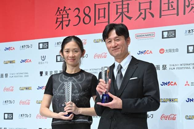Kurosawa Akira Award of the 38th Tokyo International Film Festival TOKYO, JAPAN - NOVEMBER 3: Japanese filmmaker Lee Sang-il (R) and Academy Award-winning director Chloé Zhao (L) pose with their Kurosawa Akira Award trophies during the 38th Tokyo International Film Festival in Tokyo, Japan, on November 3, 2025. Both filmmakers were recognized for their outstanding contributions to world cinema, Lee for redefining Japanese social drama, and Zhao for her cross-cultural storytelling bridging East and West. David Mareuil Anadolu Tokyo Japan. Editorial use only. Please get in touch for any other usage.  Copyright: x2025xAnadoluxDavidxMareuilx