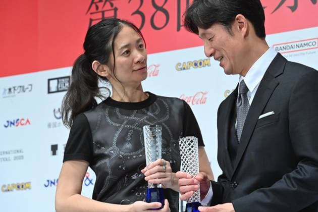 Kurosawa Akira Award of the 38th Tokyo International Film Festival TOKYO, JAPAN - NOVEMBER 3: Japanese filmmaker Lee Sang-il (R) and Academy Award-winning director Chloé Zhao (L) pose with their Kurosawa Akira Award trophies during the 38th Tokyo International Film Festival in Tokyo, Japan, on November 3, 2025. Both filmmakers were recognized for their outstanding contributions to world cinema, Lee for redefining Japanese social drama, and Zhao for her cross-cultural storytelling bridging East and West. David Mareuil Anadolu Tokyo Japan. Editorial use only. Please get in touch for any other usage.  Copyright: x2025xAnadoluxDavidxMareuilx