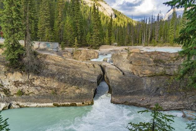 Natürliche Brückenfälle im Yoho Nationalpark, Britisch Kolumbien, Kanada Natural Bridge Falls in Yoho National Park, British Columbia, Canada Copyright: imageBROKER ChunxJuxWu ibxiqx15474119.jpg
