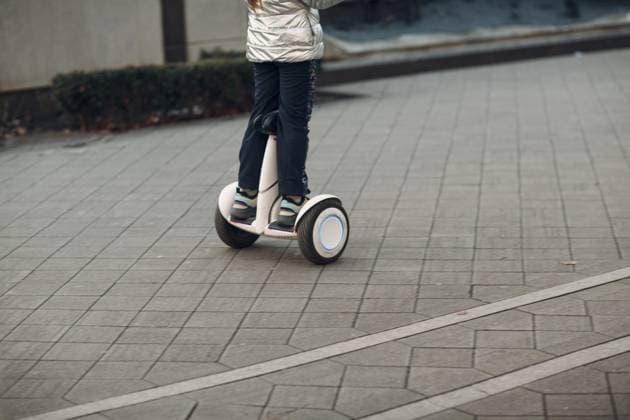 Frau fährt auf einem Hoverboard Woman rides on a hoverboard Copyright: imageBROKER Max ibxiqx15477764.jpg
