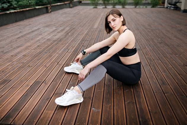 Sexy european sportswoman sit on wooden terrace Lviv, Lviv Oblast, Ukraine R_JUCE251022B-1866003-01 ,model released, Symbolfoto