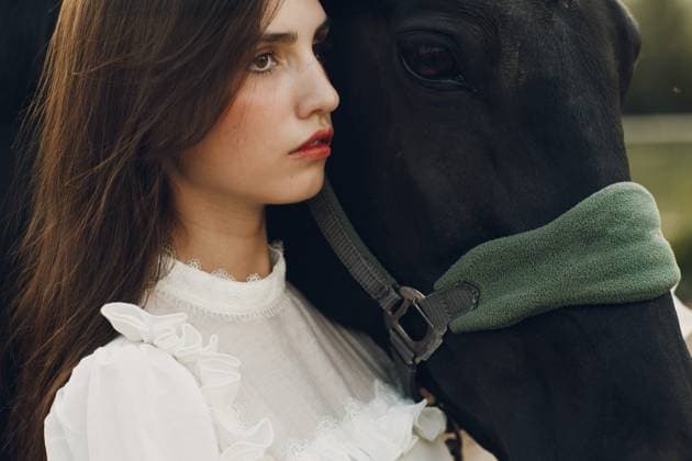 Frauenporträt mit Pferdezaum auf einer Ranch im Freien Woman portrait with her horse bridle at outdoors ranch Copyright: imageBROKER Maxx4e ibxiqx15482767.jpg ,model released, Symbolfoto ,property released