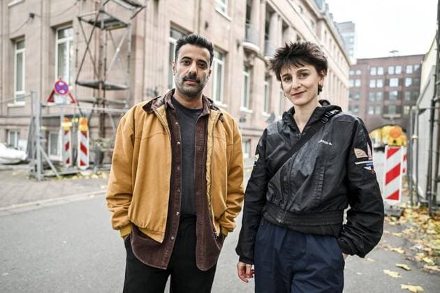 Lebendige Stolpersteine ** NUR FÜR REDAKTIONELLE ZWECKE ** EDITORIAL USE ONLY **<p>Regisseur Dor Aloni und die Dramaturgin Katharina Rösch stehen am Montag, 3. November 2025 An der Reichsbank 8 in Essen. Das Schauspiel Essen und die Alte Synagoge planen einen theatralen Gang durch die jüdische Geschichte Essens. Deutschland NRW Essen Copyright: VladimirxWegener